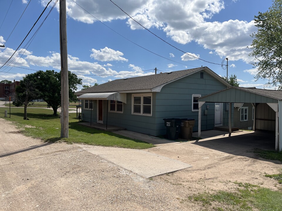 2-3062 N Main St in Medicine Lodge, KS - Building Photo