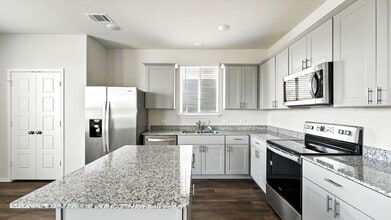 158 Hazy Glade Dr in Seguin, TX - Building Photo - Building Photo