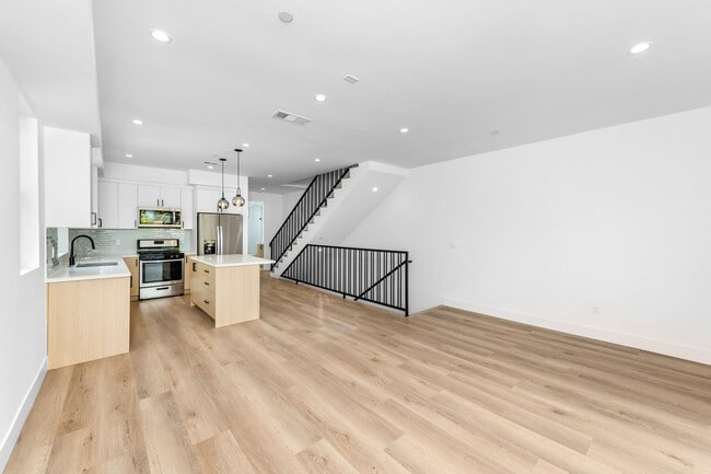 4337 Dixie Canyon Ave in Sherman Oaks, CA - Foto de edificio - Building Photo