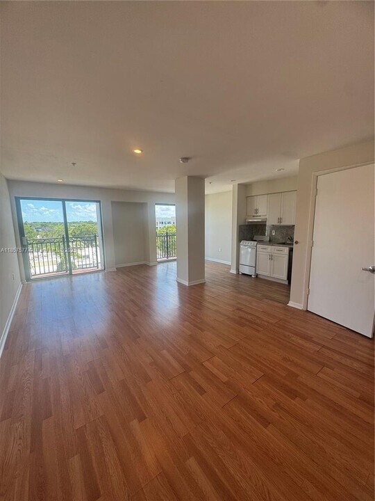 5789 SW 72nd St in South Miami, FL - Building Photo