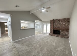 4023 Briar Hollow in San Antonio, TX - Foto de edificio - Building Photo