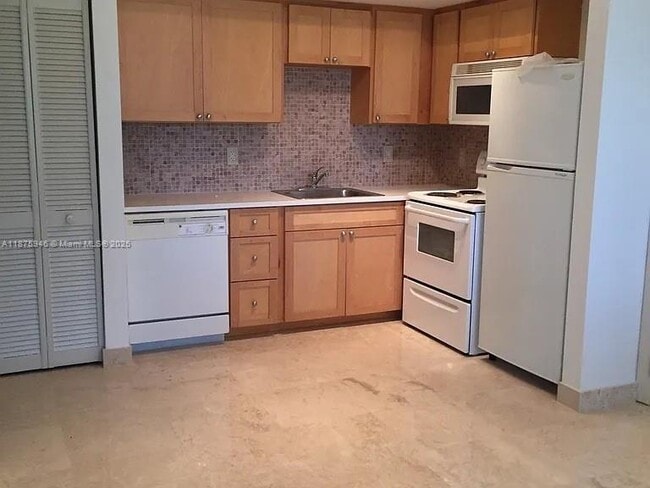 2630 SW 28th St in Miami, FL - Building Photo - Building Photo