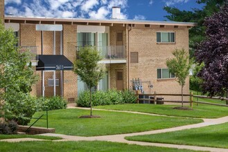 Barcroft Plaza Apartments in Falls Church, VA - Building Photo - Building Photo