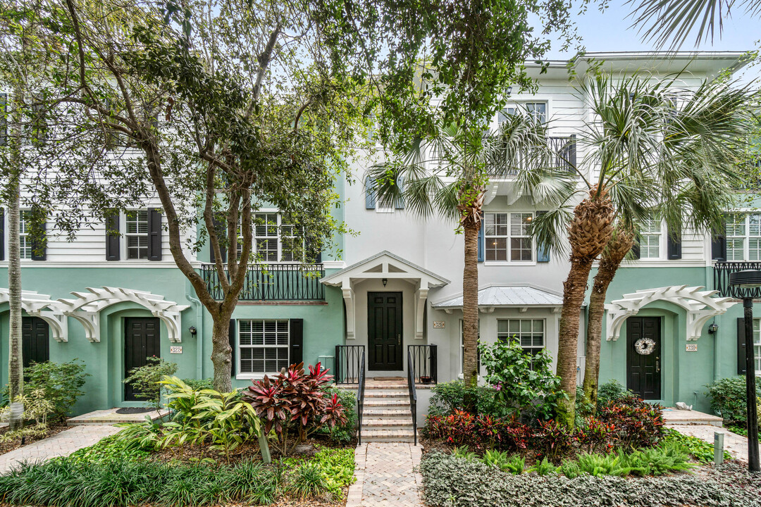 326 E Mallory Cir in Delray Beach, FL - Building Photo
