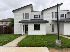 7651 Oak Chase in San Antonio, TX - Building Photo
