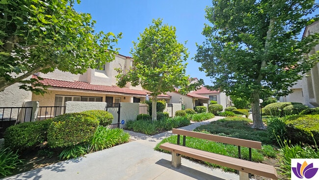 18130 Oxnard St in Tarzana, CA - Building Photo - Building Photo
