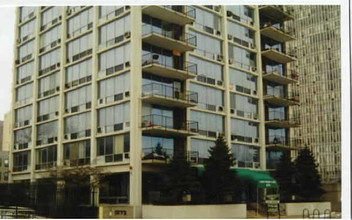 Lakefront Place in Chicago, IL - Building Photo - Building Photo