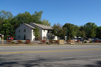 Independence Square Apartments in Lansing, MI - Foto de edificio - Building Photo