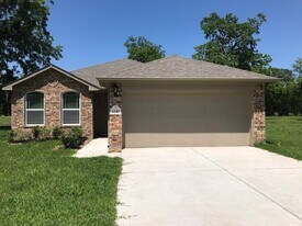 2249 Ridgewood Dr in West Columbia, TX - Building Photo