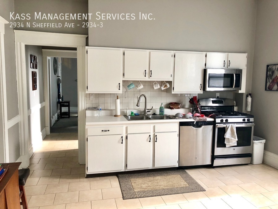 2934 N Sheffield Ave, Unit 2934-3 in Chicago, IL - Building Photo