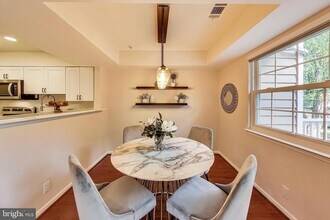 5821 Inman Park Cir, Unit 918 in Rockville, MD - Foto de edificio - Building Photo