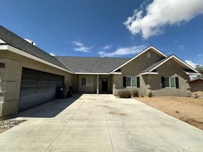 58064 Bonanza Dr in Yucca Valley, CA - Building Photo - Building Photo