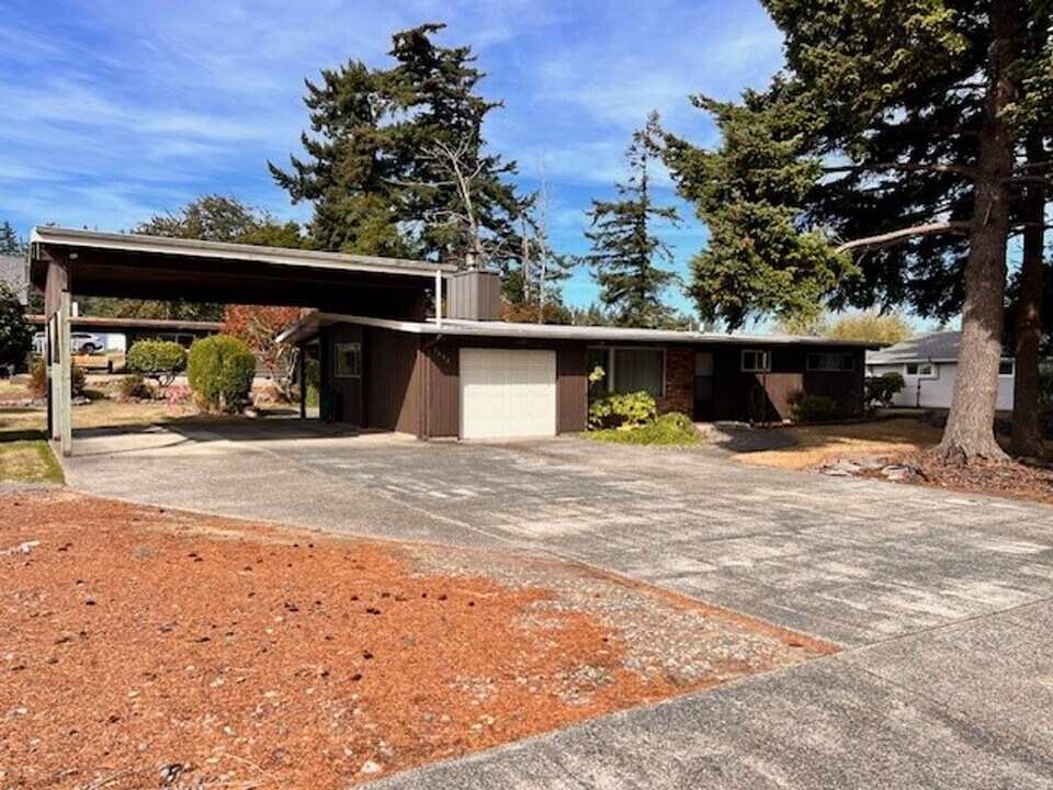 375 Park Ave in Coos Bay, OR - Foto de edificio