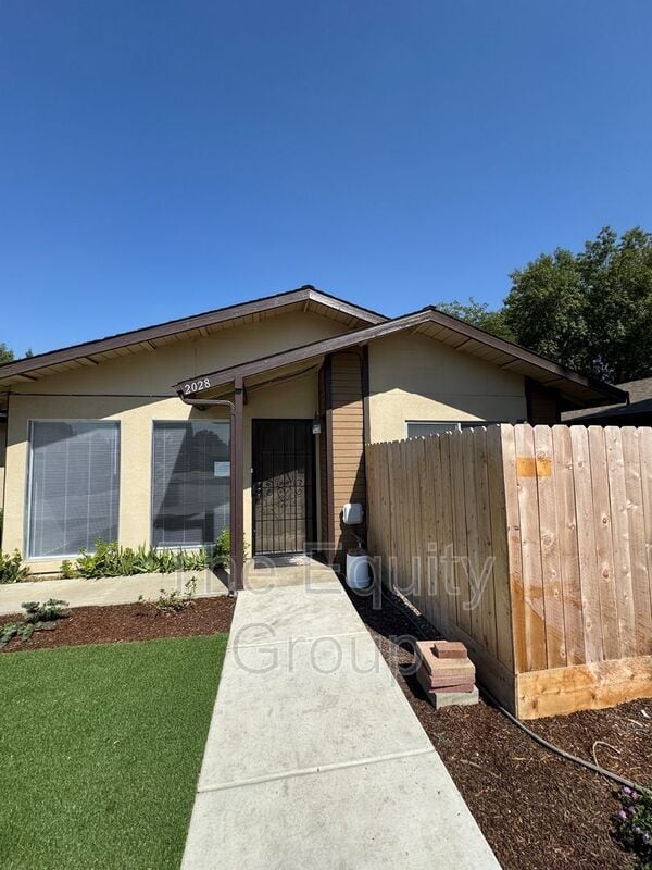 property at 2028 S Tracy Ct