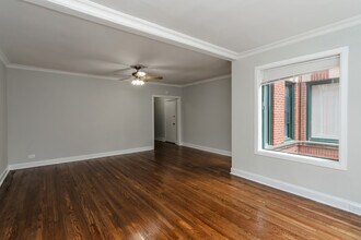 6913 S Paxton Ave in Chicago, IL - Building Photo - Building Photo