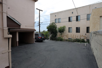 325 N Mariposa Ave in Los Angeles, CA - Building Photo - Building Photo