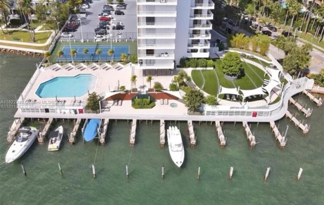 200 SE 15th Rd, Unit 15E in Miami, FL - Building Photo