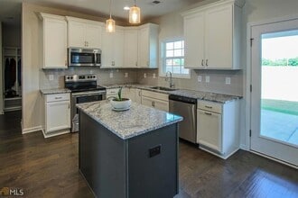 319 Pearl Moss Ln in Kathleen, GA - Foto de edificio - Building Photo