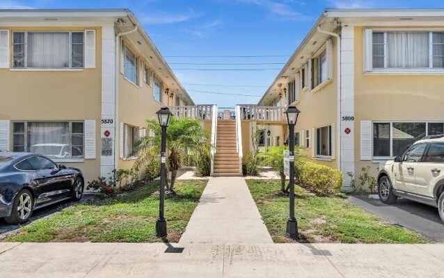 5800 NE 22nd Way, Unit #523 in Fort Lauderdale, FL - Foto de edificio