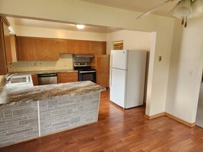 N 64 W23356-W24126 Main St in Sussex, WI - Building Photo - Building Photo