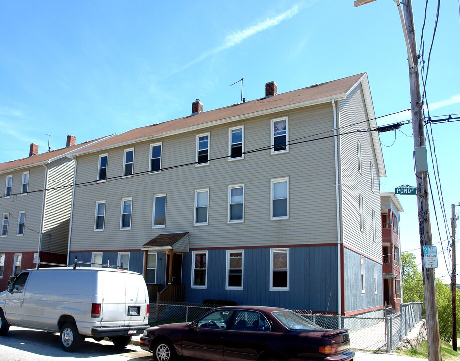 471 Pond St in Woonsocket, RI - Foto de edificio