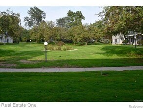 100 W Hickory Grove Rd in Bloomfield Township, MI - Building Photo - Building Photo