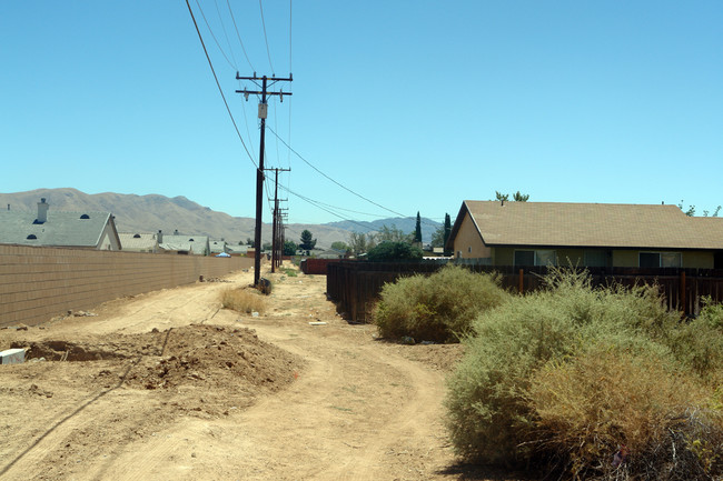 13009 Lakota Rd in Apple Valley, CA - Foto de edificio - Building Photo