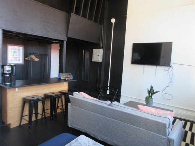 245 W North Ave, Unit 213