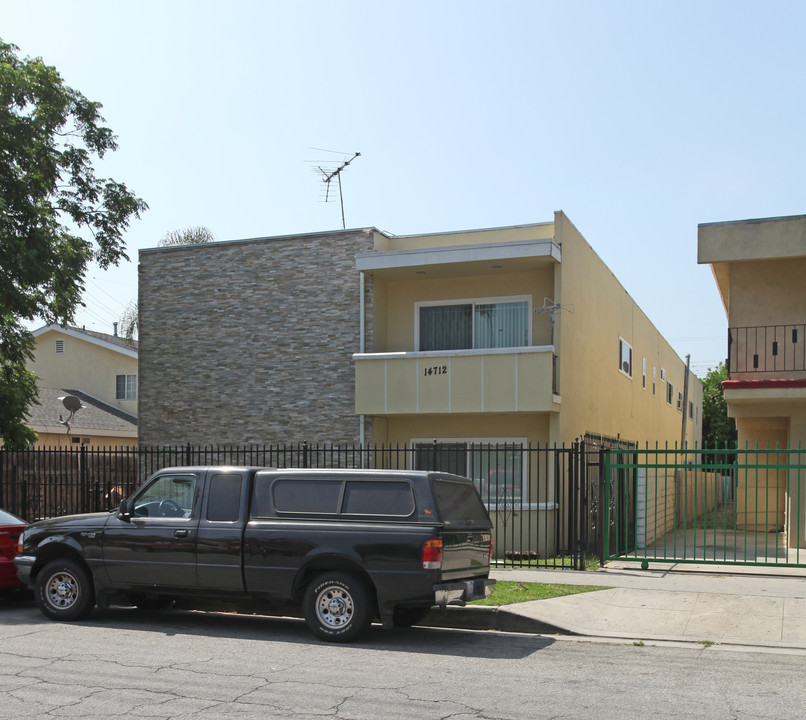 14712 Delano St in Van Nuys, CA - Building Photo