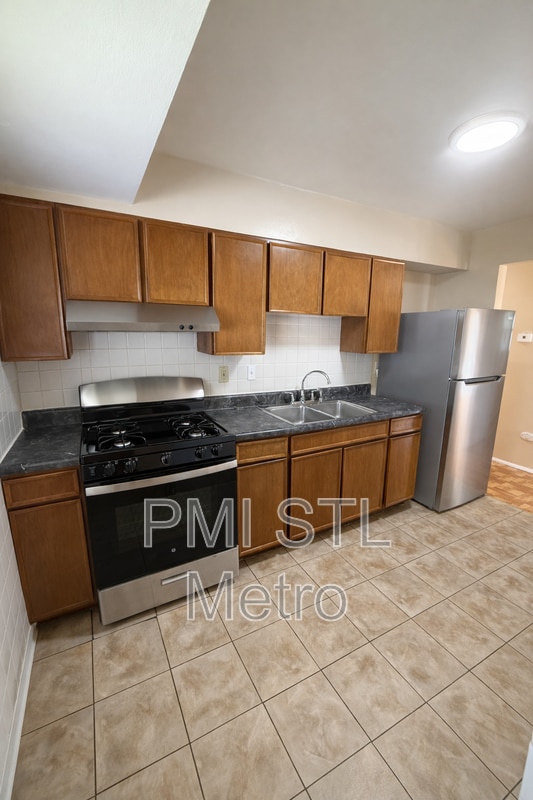 329 Caithness Rd in St. Louis, MO - Building Photo - Building Photo