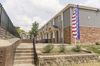 Fox River Townhomes in Elgin, IL - Building Photo - Building Photo
