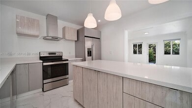 11690 SW 81st Rd in Pinecrest, FL - Building Photo - Building Photo