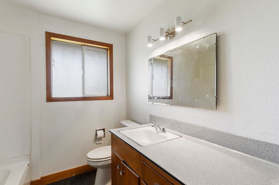 25020 18th St E in Edgewood, WA - Building Photo