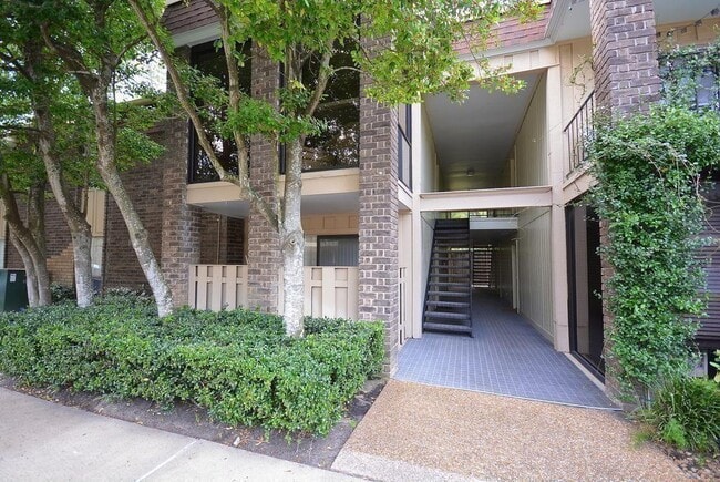 property at 7555 Katy Fwy