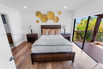 7536 W Treasure Dr in North Bay Village, FL - Building Photo - Building Photo