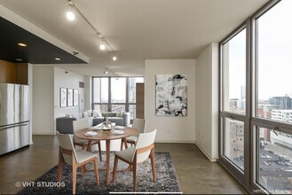 200 W Grand Ave in Chicago, IL - Building Photo - Building Photo
