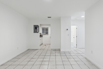 622 Oriental Blvd in Opa Locka, FL - Building Photo - Building Photo