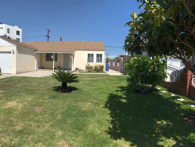 8819 Kittyhawk Ave in Westchester, CA - Building Photo - Building Photo