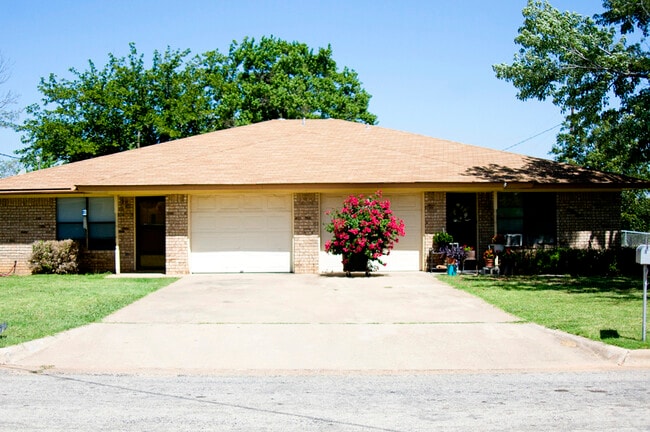101 Briarwood Ln in Stephenville, TX - Building Photo - Building Photo