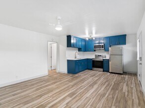 1332 Walnut Ave in Long Beach, CA - Foto de edificio - Building Photo