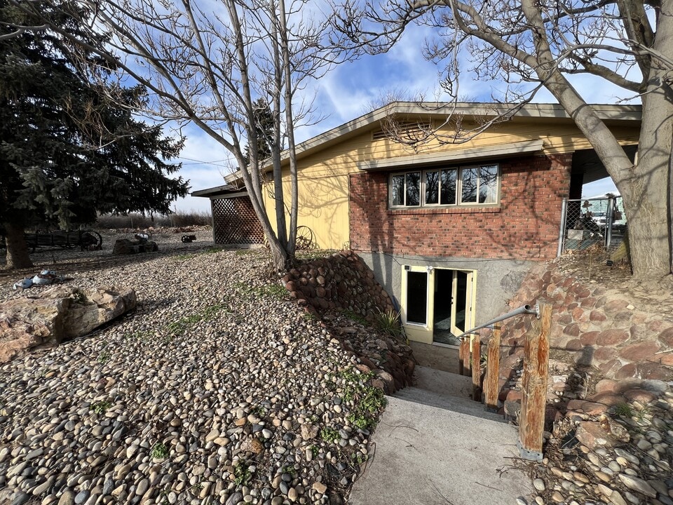 2405 Sunset Dr in Ontario, OR - Building Photo