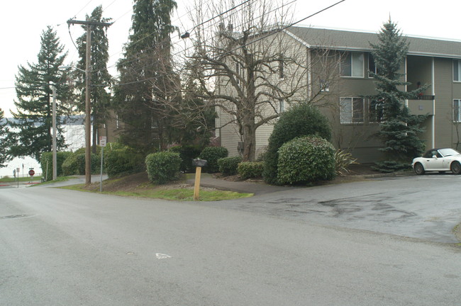 Sunset Pointe Apartments in Kirkland, WA - Building Photo - Other