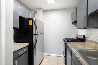 1900 Lyttonsville Rd, Unit 1101 in Silver Spring, MD - Foto de edificio - Building Photo