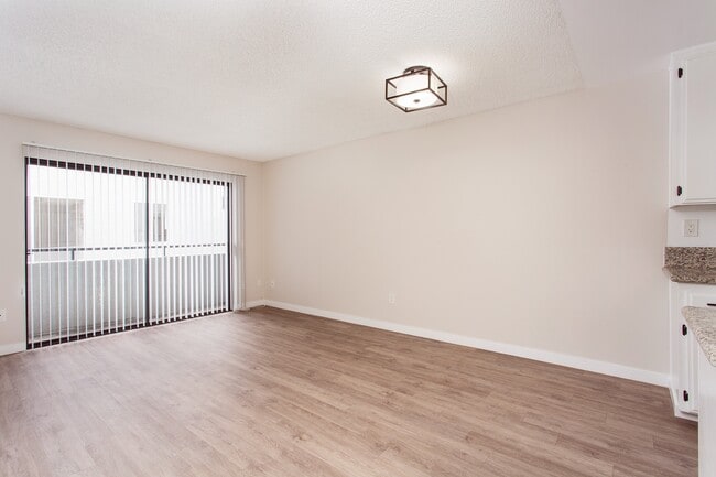 11817 Victory Blvd in North Hollywood, CA - Building Photo - Building Photo