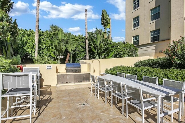 610 Clematis St, Unit 736 in West Palm Beach, FL - Building Photo - Building Photo