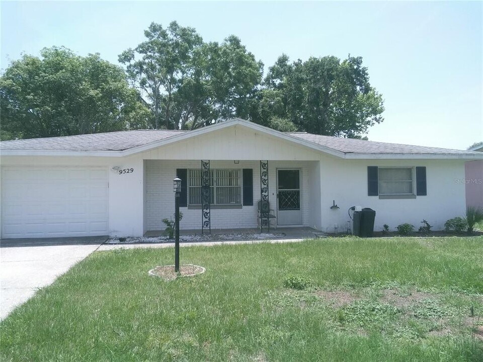 9529 E Village Green Cir in Inverness, FL - Building Photo