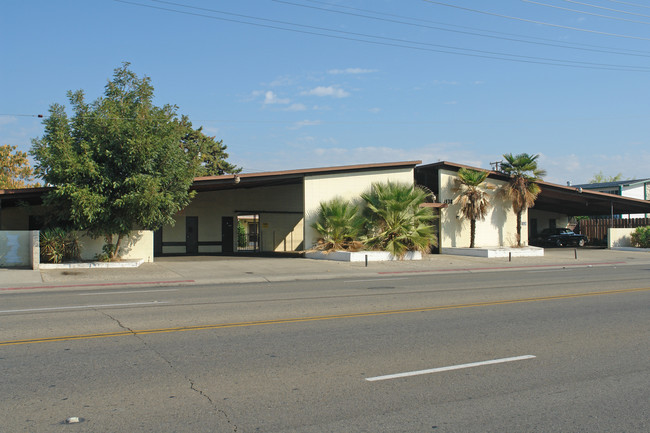 1538-1548 W Walnut Ave in Visalia, CA - Foto de edificio - Building Photo