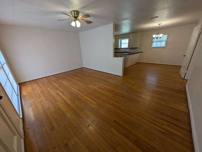 1909 S 11th St in Temple, TX - Foto de edificio - Building Photo