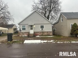 524 Caroline St in Pekin, IL - Building Photo