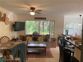 9999 Summerbreeze Dr in Sunrise, FL - Building Photo - Building Photo